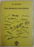 INTRE LITERATURA SI ARTE PLASTICE de GH. MACARIE , 1998 , DEDICATIE*