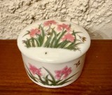 CASETA MICA DIN PORTELAN- DECOR CU FLORI SI PASARI COLIBRI D6,2CM