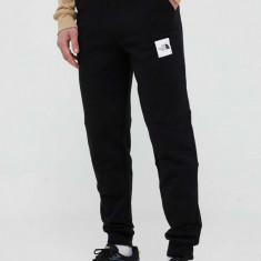 The North Face pantaloni de trening din bumbac culoarea negru, cu imprimeu