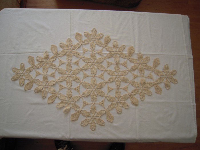 Macrame (mileu) de culoare bej (4) forma de romb, avand diagonalele de 88x53 cm