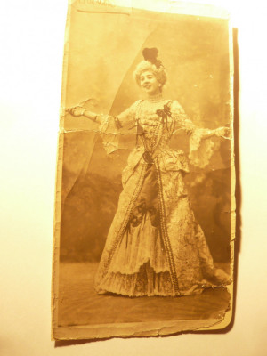 Fotografie veche - Actrita in rol Manon -pliuri -reparatii pe spate ,18,5x9,5cm foto