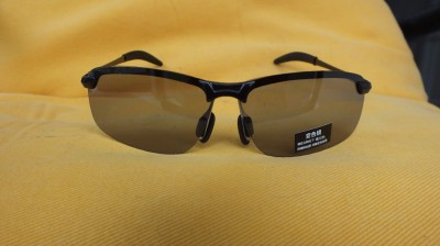 Ochelari de soare polarizați și fotochromici la moda, pentru condus. foto