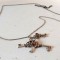 DD- Lantisor cu 4 pandative cheite, metal,