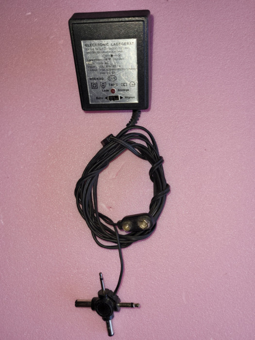 alimentator universal 12 volti - 1,5 amperi