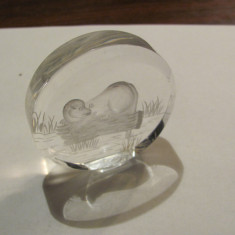 CY - Deosebit obiect de decor / birou, noptiera / plastic / reprezentand o vidra