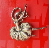 H375-Brosa veche Balerina Art Deco alama aurita, rochie aurien cu alb- mat perioada posibila inainte de razboi stare buna, 4,5/5 cm.