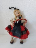 Papusa veche vintage etno costum popular taranesc, material textil montat pe sarma