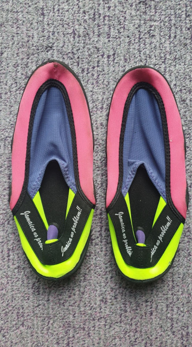 Papuci pantofi incaltaminte de apa din Jamaica, putin folositi dar buni, 24 cm
