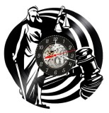 Ceas de perete decorativ Justitie si Drept, realizat din disc de vinil upcycled, model Zeita Themis si Ciocan de Judecator, negru, 30 cm