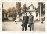 M1785N Comerciantul evreu Steiner Izidor din S&acirc;ntana, județul Arad, &icirc;n fața statuii doctorului Constantin I Istrati din Parcul Carol, București, 1935