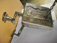 B593-Broasca Poarta veche fier veche metal functionala cu opritor fara cheie. foto