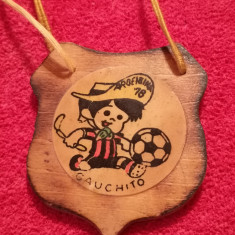 Medalion artizanal fotbal-"GAUCHITO" Mascota Campionatului Mondial ARGENTINA`78