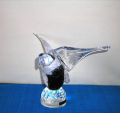 Statueta cristal sommerso fuzionat, suflata manual - Acvila - Mantorp, Suedia foto