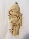 Aplica sculptura din os, fetita cu mandolina, anii 70-80, 17 cm