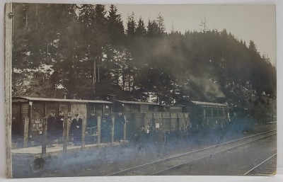 AUSTRO - UNGARIA , PERSONAL DE LA CAI FERATE SI MILITARI , FOTOGRAFIE LANGA VAGOANE DE MARFA , CARTE POSTALA , INCEPUTUL SEC. XX foto