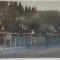 AUSTRO - UNGARIA , PERSONAL DE LA CAI FERATE SI MILITARI , FOTOGRAFIE LANGA VAGOANE DE MARFA , CARTE POSTALA , INCEPUTUL SEC. XX