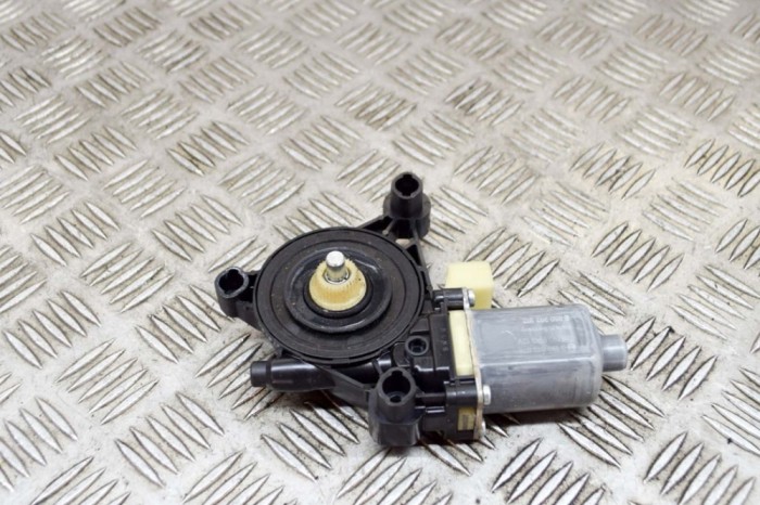 Motor macara geam ușă dreapta față VW GOLF VII 5G1, BQ1, BE1, BE2 2018 OEM: 5Q0959802C,0130822076 14511545