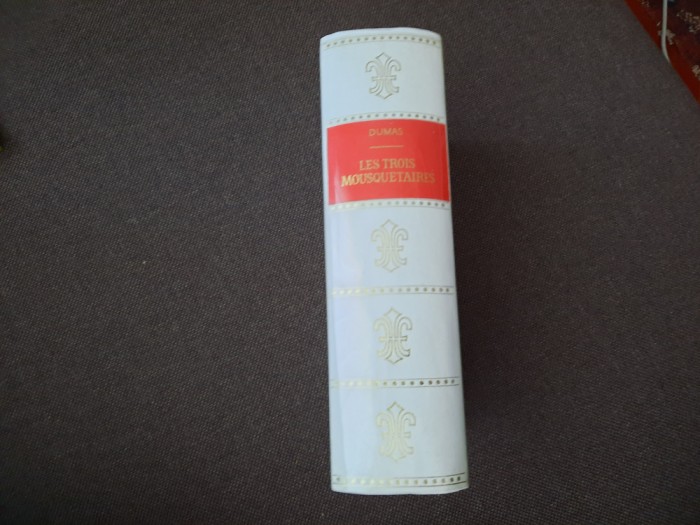 LES TROIS MOUSQUETAIRES/CEI TREI MUSCHETARI-ALEXANDRE DUMAS EDITIE DE LUX