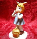 BIBELOU FIGURINA PORTELAN FETITA CU FELINAR 14.5 CM