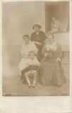 P2621N Emil Isac cu mama sa, Eliza, surorile sale Valeria și Lucia și nepoata Lucica, cca 1917