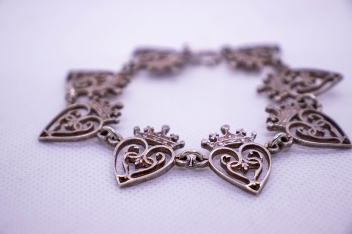 Brățară vintage din argint cu inimi și coroane (AM01)