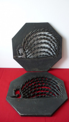 ORNAMENT, BASORELIEF DIN FONTA PENTRU SEMINEU, SOBA (DOUA BUCATI) foto