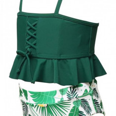 Costum de baie pentru fetite format din 2 piese, bustiera si slip modern, ideal pentru plaja sau inot, verde cu alb si imprimeu tropical, marimea 140