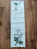 Fata de masa traversa lucru manual, pe panza de bumbac groasa, brodat de mana model cu flori 110cm x 32cm