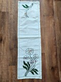 Fata de masa traversa lucru manual, pe panza de bumbac groasa, brodat de mana model cu flori 110cm x 32cm