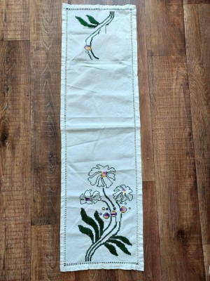 Fata de masa traversa lucru manual, pe panza de bumbac groasa, brodat de mana model cu flori 110cm x 32cm foto