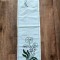 Fata de masa traversa lucru manual, pe panza de bumbac groasa, brodat de mana model cu flori 110cm x 32cm