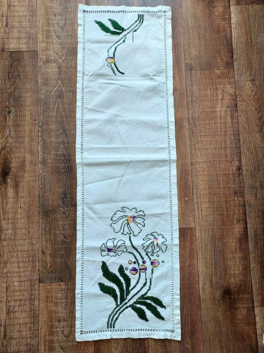 Fata de masa traversa lucru manual, pe panza de bumbac groasa, brodat de mana model cu flori 110cm x 32cm