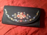Plic elegant din matase neagra brodata manual , dim. 18,8x10cm , f. putin folosit