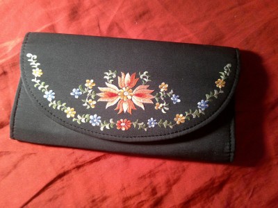 Plic elegant din matase neagra brodata manual , dim. 18,8x10cm , f. putin folosit foto