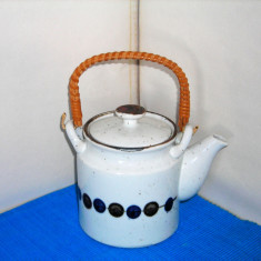 Ceainic celadon decorat manual sub smalt, maner ratan Takahashi Wasaburo Japonia