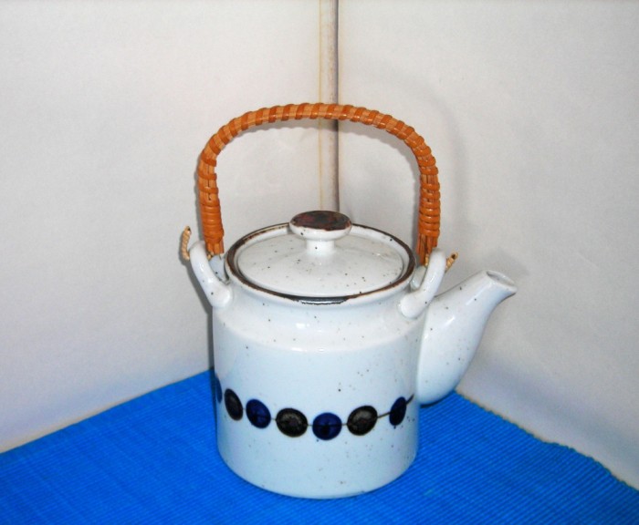 Ceainic celadon decorat manual sub smalt, maner ratan Takahashi Wasaburo Japonia