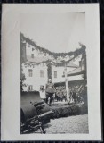 Fotografie pe carton, comandat cu mulitarii in cazarma, perioada interbelica