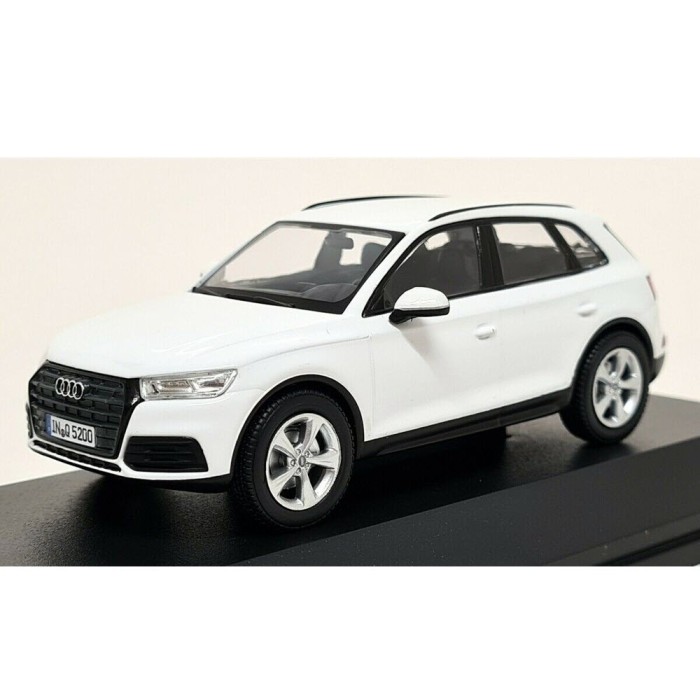 Macheta auto Audi Q5 2017 alb ibis, 1:43 Spark Dealer edition