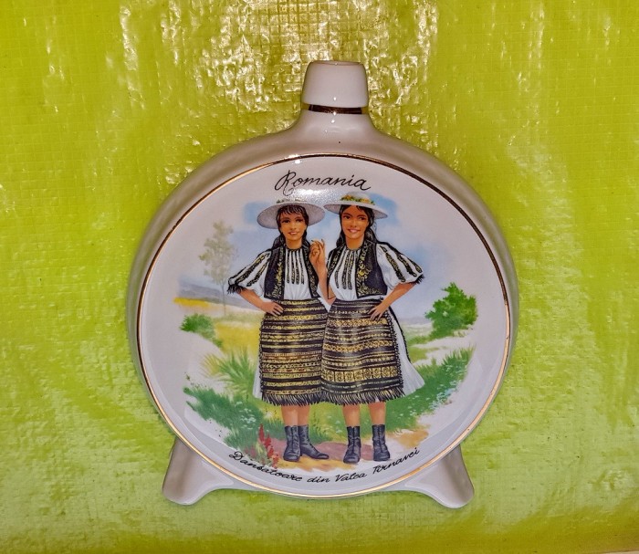 G357-Plosca model rustic Romania RSR-Porturi populare-Dansatoare Valea Tarnavei/Port popular Valea Muresului deosebit de frumos realizata stare FB..