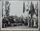 Eveniment din perioada comunista, elevi cu steaguri PCR si RSR// fotografie