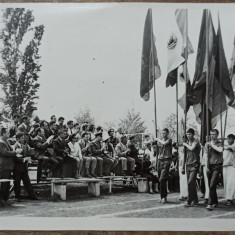 Eveniment din perioada comunista, elevi cu steaguri PCR si RSR// fotografie