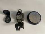 3 piese, 2 busole si un calendar pentru 100 de ani