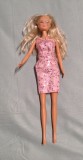 Papusa superba, blonda in rochie roz, hainute originale, in stare foarte buna, jucarie pentru fetite