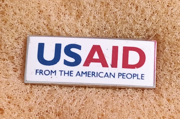 QW9 N6 88 - Insigna - tematica umanitate - Ajutorul poporului american