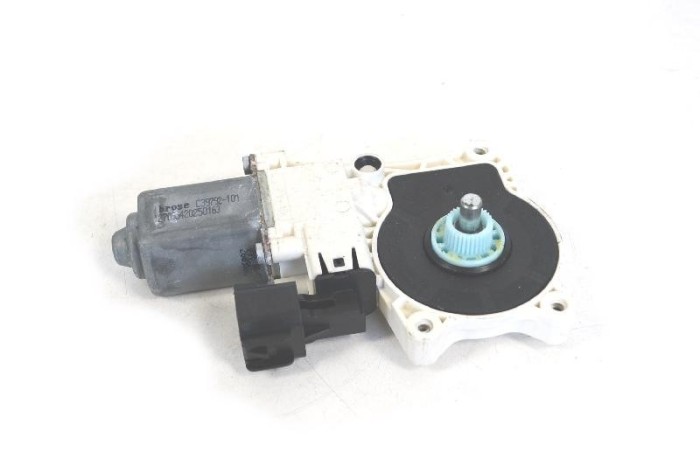 Motor macara geam ușă st&acirc;nga spate JAGUAR XE X760 2016 OEM: C39792-101 3890366