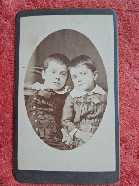 Fotografie tip CDV, doi baieti, inceput de secol XX