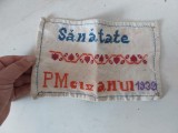 Mostră veche de cusături &icirc;n cruciuliță, romaneasca, 1938 &ndash; sampler brodat manual cu text &bdquo;Sănătate&rdquo; și inițiale PM clz anul 1938, 21x13 cm