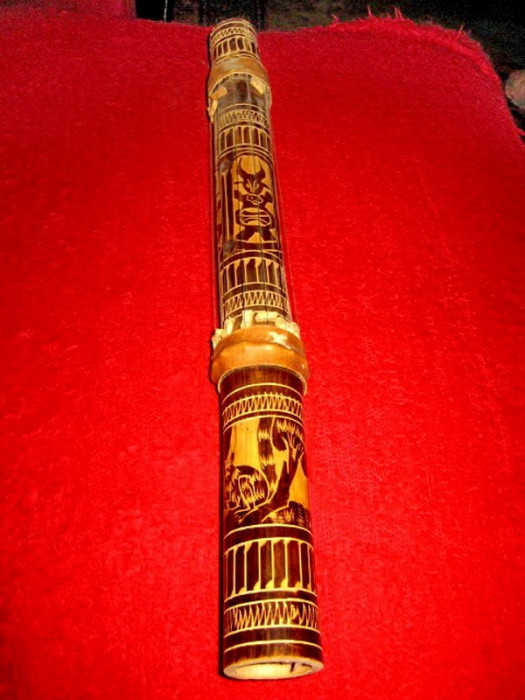 746-Instrument decorativ rustic lemn cu coarde manual executat. Probabil Africa.