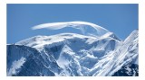Tablou Canvas, "V&acirc;rful alpin &icirc;nvăluit de nori", Albastru, Munte, Zăpadă, Nori, Peisaj, Cumințenie, Frig, Alpinism, 39 x 26 cm, CMCLASS
