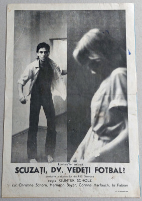 Scuzati, dv. vedeti fotbal? - Afis cinema Romaniafilm film DEFA Berlin 1983 foto